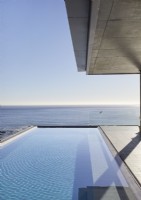 Vue piscine et vue mer depuis la terrasse contemporaine