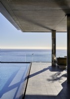 Vue piscine et mer depuis la terrasse contemporaine