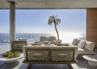 Grand salon extérieur couvert sur terrasse vue mer