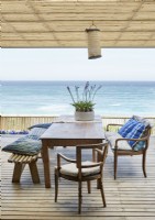Table à manger extérieure avec vue sur la mer depuis la terrasse