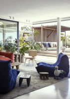 Salon contemporain avec vue sur espace de vie extérieur sur terrasse
