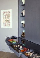 Présentoir de bijoux et accessoires dans un meuble à tiroirs moderne