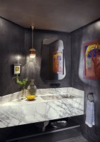 Salle de bain contemporaine avec vasque en marbre blanc et murs noirs
