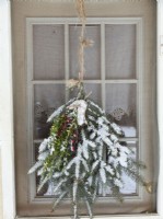 Décoration de porte de Noël avec des verts et des baies