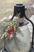 Lanterne extérieure décorée pour Noël avec de la verdure et des baies