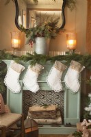 Cheminée décorée pour Noël avec des bas faits à la main