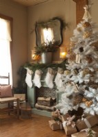 Cheminée de Noël avec bas, arbre et cadeaux