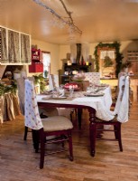Maison de campagne rustique de la famille du Michigan dans la salle à manger de Noël