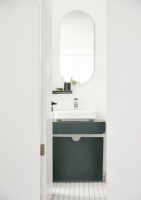 Lavabo de salle de bain vert et blanc avec grand miroir