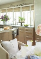 La cuisine moderne ajoute une ambiance élégante au chalet. La palette de couleurs sable unifie le plan ouvert.