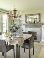 De nouveaux meubles apportent une touche de modernité au cottage vintage.