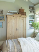 Une armoire en pin vintage offre un espace de rangement indispensable avec charme.