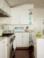 La cuisine entièrement refaite a permis à Nikki de trouver les bonnes finitions pour compléter le reste de la maison, comme les armoires blanches, les appareils en acier inoxydable et les accents bleus.