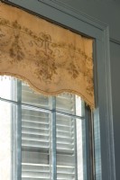Renee a façonné une écharpe de fenêtre à partir d'un reste d'un tissu français vintage.