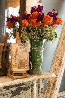 Renee est une jardinière passionnée et en récolte les fruits avec des fleurs colorées. Un petit chevalet affiche un livre vintage sur la vieille ville de la Nouvelle-Orléans.