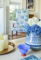Des accessoires aux tissus d'ameublement, en passant par les meubles et les collections, le penchant de Linda pour le bleu est évident dans toute la maison.
