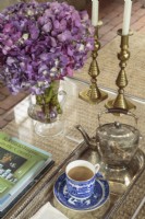 Des chandeliers en laiton, une théière en argent et une tasse à thé chinoise Canton comptent parmi les objets préférés d'Ellen.