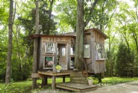 À seulement 100 pieds carrés, cette cabane dans les arbres de Nashville est une petite évasion de la vie urbaine et de l'âge adulte. À seulement quelques mètres du sol, il est facile d'accès sans aucune compétence pour grimper aux arbres.