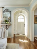 Un petit foyer s'ouvre sur le salon par la porte en arc d'origine qui met en valeur le style de la porte d'entrée.