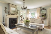 Le salon accueille deux canapés et de nombreux invités. La palette discrète et les accessoires bien choisis contribuent à l'aspect campagnard français classique du cottage.