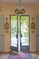 Avec ses doubles portes métalliques et roulées, la porte d'entrée révèle l'élégant intérieur de la maison.