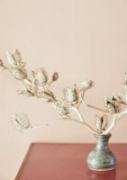 Branches blanches dans un petit vase en céramique