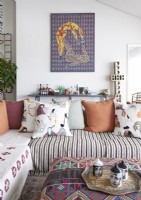 Coussins et tissus colorés à motifs dans un salon moderne
