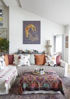 Tissus colorés dans un salon moderne