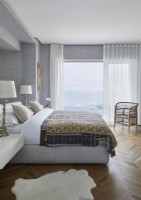 Chambre à coucher moderne avec vue sur la mer