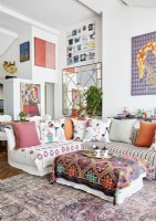 Salon moderne coloré avec des œuvres d'art modernes sur les murs