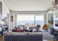 Salon moderne avec vue sur la mer