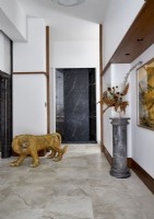Sculpture de lion dans le couloir classique