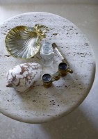 Verres d'opéra et ornements de coquillages sur une petite table ronde