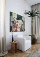 Fauteuil blanc et peinture dans un salon classique