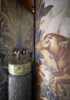 Petit évier en marbre dans une salle de bain classique avec peinture murale sur les murs