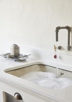 Détail du lavabo de la salle de bain avec eau courante