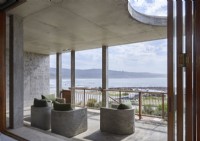 Mobilier en béton sur balcon contemporain avec vue mer