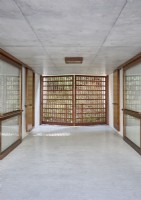 Portes en bois à lattes dans un couloir en béton contemporain