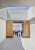 Couloir en plein air vers la salle à manger moderne avec vue sur la mer