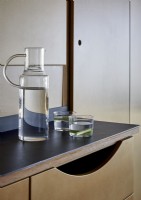 Pichet en verre moderne et boissons d'eau sur le plan de travail de la cuisine