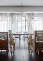 Deux sculptures de chevaux signalant des armoires dans la salle à manger
