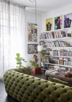 Canapé clouté vert dans le salon moderne