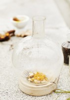 Détail du bocal en verre décoratif avec racine de gingembre moulue à l'intérieur
