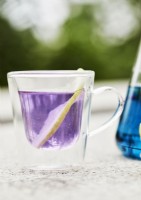Tranche de citron en verre avec un liquide de couleur violette