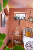 Chambre à coucher au décor électrique et aux murs roses