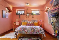 Chambre à coucher au décor éclectique et aux murs roses