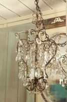 Un lustre héritage ajoute une touche de luxe au salon rustique.