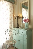 Du tout, le miroir ajoute de la lumière au coin de la chambre. Une couleur de chaise de jardin vieillie se marie bien avec la commode.