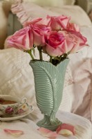 Un vase McCoy original avec un motif de feuilles constitue un contenant parfait pour les fleurs fraîches.