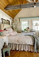Un doux mélange de teintes pastel ajoute des nuances romantiques à la nouvelle chambre à coucher. Le sol nu expose la beauté brute du bois et offre un lien avec la cabine d'origine.